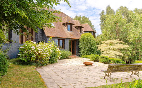 Le Chant D'Azif: House, Shrub, Cottage, Home, Garden, Roof, Groundcover, Door, Farmhouse