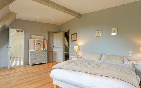 Le Chant D'Azif: Furniture, Bed, Interior Design, Bedroom, Bedding, Flooring, Wall, Bed Sheet, Floor, Wood