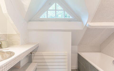 Le Chant D'Azif: Interior Design, Flooring, Ceiling, Floor, Plumbing Fixture, Bathroom, Composite Material, Tile, Plumbing, Tap
