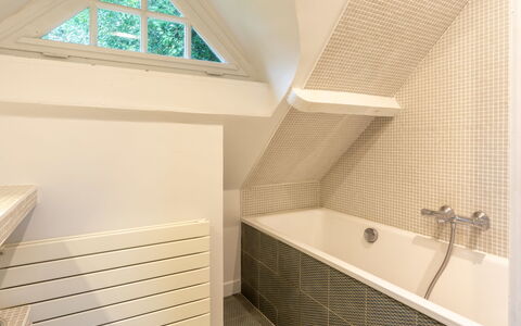 Le Chant D'Azif: Flooring, Wall, Interior Design, Wood, Floor, Plumbing Fixture, Ceiling, Bathtub, Bathroom, Plumbing
