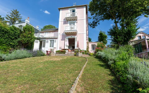 Maison Rose: Shrub, Home, Residential Area, House, Garden, Estate, Yard, Lawn, Landscaping, Hacienda