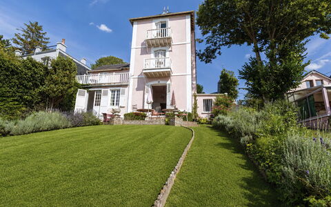 Maison Rose: Residential Area, Shrub, Home, House, Garden, Estate, Lawn, Yard, Cottage, Landscaping
