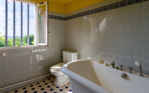 Maison Rose: Flooring, Floor, Plumbing Fixture, Interior Design, Tile, Bathroom, Plumbing, Bathtub, Tap