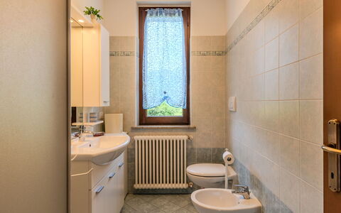 Casa Iolanda: Flooring, Plumbing Fixture, Floor, Interior Design, Bathroom Sink, Sink, Tap, Bathroom, Plumbing, Room