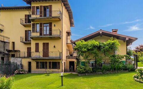Casa Iolanda: Building, Window, Residential Area, Facade, Home, House, Neighbourhood, Architecture, Balcony, Apartment