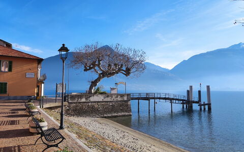 Casa Matilde: Water, Body Of Water, Mountainous Landforms, Hill, Coastal And Oceanic Landforms, Coast, Bank, Mountain Range, Lake, Sea