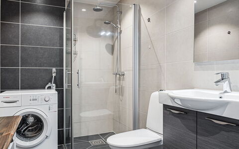 Strandpärlan: Flooring, Floor, Plumbing Fixture, Interior Design, Sink, Ceiling, Tap, Bathroom Cabinet, Plumbing, Bathroom
