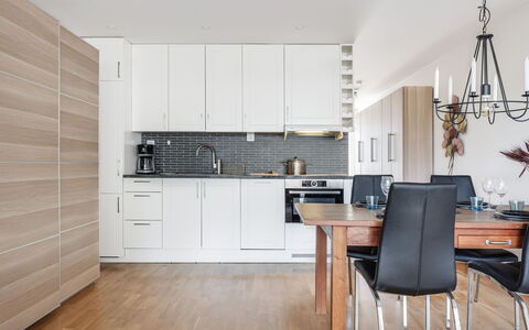 Strandpärlan: Furniture, Kitchen, Flooring, Interior Design, Countertop, Wood Flooring, Cabinetry, Kitchen Appliance, Floor, Wood
