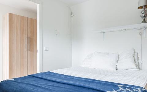 Strandpärlan: Furniture, Bedroom, Bed, Interior Design, Wood, Bed Sheet, Floor, Flooring, Bedding, Linens