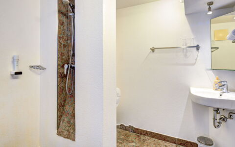 Kaprun 614: Wall, Plumbing Fixture, Flooring, Floor, Interior Design, Bathroom, Ceiling, Plumbing, Tap, Bathroom Sink