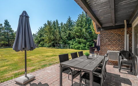 Gyrth - 2.8Km from the Sea: Shade, Garden, Outdoor Furniture, Estate, Landscaping, Porch, Hardwood, Lawn, Backyard, Chair