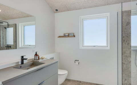 Huldrik - 900M from the Sea: Wall, Plumbing Fixture, Flooring, Ceiling, Floor, Bathroom, Interior Design, Plumbing, Tap, Bathroom Cabinet