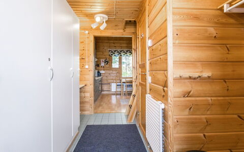 Lähikaltio 317, As. Karpalo: Wood, Flooring, Floor, Home, Door, Wood Stain, Ceiling, Room, Hardwood, Log Cabin