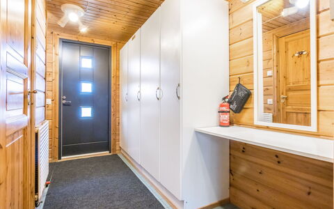 Lähikaltio 317, As. Karpalo: Wood, Flooring, Floor, Room, Ceiling, Door, Wood Stain, Hardwood, Plank, Wood Flooring