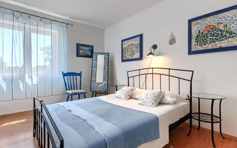 Nina: Bed, Furniture, Interior Design, Bedroom, Bedding, Bed Sheet, Wall, Floor, Flooring, Room