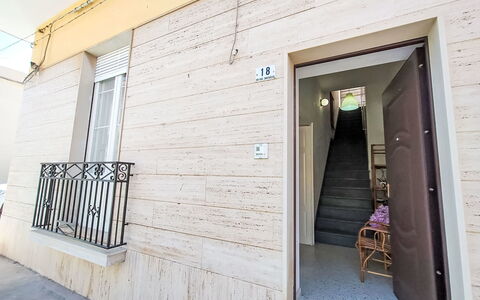 Dimora Avola Centro: Furniture, Interior Design, Flooring, Floor, Table, Wood, Ceiling, Chair, Room, Couch