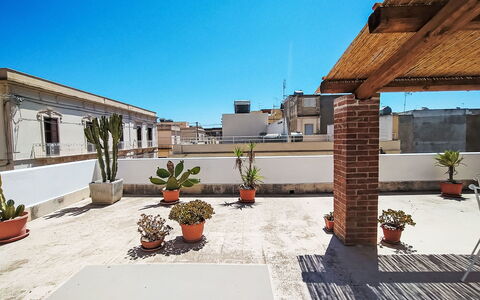 Dimora Avola Centro: Furniture, Interior Design, Flooring, Floor, Table, Wood, Ceiling, Chair, Room, Couch
