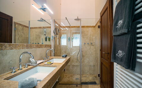 Casa Faraona: Bathroom Sink, Plumbing Fixture, Bathroom, Sink, Flooring, Wood, Interior Design, Floor, Tap, Plumbing