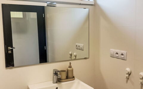Horní Líšnice: Bathroom Sink, Wall, Plumbing Fixture, Bathroom, Interior Design, Sink, Mirror, Plumbing, Tap, Flooring