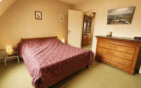 Les Guillemots: Bed, Furniture, Bedroom, Bedding, Bed Sheet, Floor, Interior Design, Flooring, Wood, Room