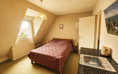 Les Guillemots: Bedroom, Wall, Bed, Wood, Bed Sheet, Bedding, Floor, Flooring, Linens, Furniture