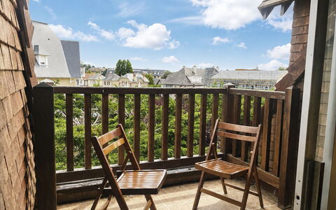 Les Guillemots: Wood, Apartment, Balcony, Hardwood, Wood Stain, Porch, Baluster, Daylighting, Lumber, Plank