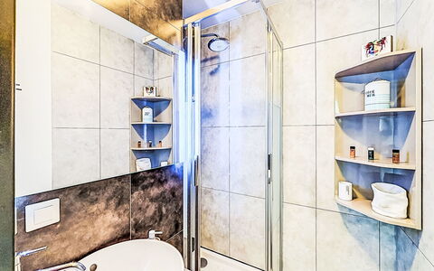 Résidence de la Mer: Interior Design, Plumbing Fixture, Flooring, Bathroom, Floor, Plumbing, Room, Tap, Apartment, Tile