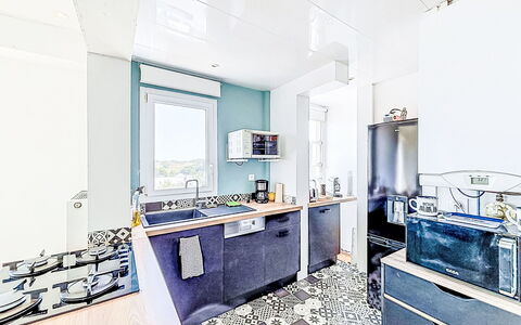 Résidence de la Mer: Major Appliance, Kitchen, Flooring, Kitchen Appliance, Floor, Interior Design, Countertop, Apartment, Kitchen Stove, Room