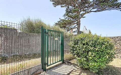 Résidence de la Mer: Gate, Shrub, Fence, Home Fencing, Iron, Garden, Landscaping, Wire Fencing, Hedge, Lawn