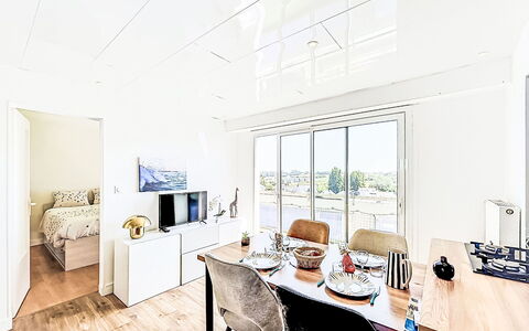 Résidence de la Mer: Apartment, Floor, Ceiling, Room, Wood Flooring, Daylighting, Hotel, Penthouse Apartment, Light Fixture, Living Room