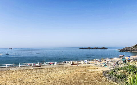 Résidence de la Mer: Blue, Water, Body Of Water, Beach, Coast, Sea, Horizon, Summer, Coastal And Oceanic Landforms, Shore