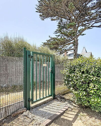 Résidence de la Mer: Gate, Shrub, Fence, Home Fencing, Iron, Garden, Landscaping, Wire Fencing, Hedge, Lawn