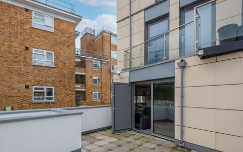 Hoxton 310: Apartment, Balcony, Aluminium