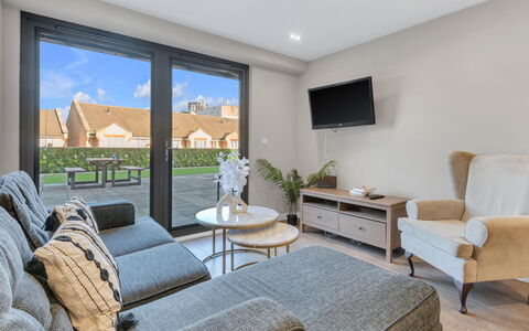 Accommodation:&nbsp;Hoxton Residence 310.3