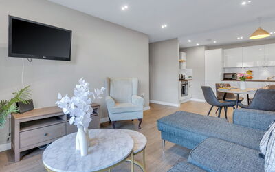 Accommodation:&nbsp;Hoxton Residence 310.3