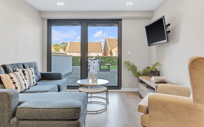 Accommodation:&nbsp;Hoxton Residence 310.3