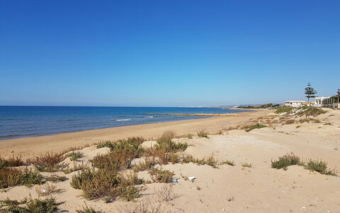 Villa la Vigne: Sky, Blue, Beach, Daytime, Body Of Water, Coast, Natural Environment, Sea, Horizon, Sand