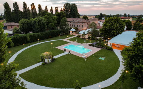 Relais Villa Mirandola: Lawn, Garden, Estate, Resort, Leisure, Swimming Pool, Hacienda, Yard, Courtyard, Landscaping