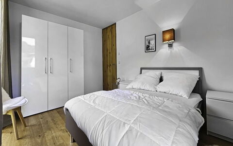 Weidach 10 Top 6: Furniture, Bed, Bedroom, Interior Design, Wall, Bedding, Bed Sheet, Wood, Flooring, Floor