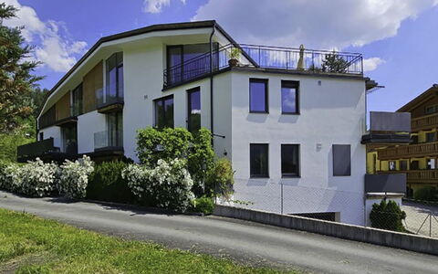 Weidach 10 Top 6: Building, Window, Residential Area, House, Home, Facade, Roof, Urban Design, Human Settlement, Cottage