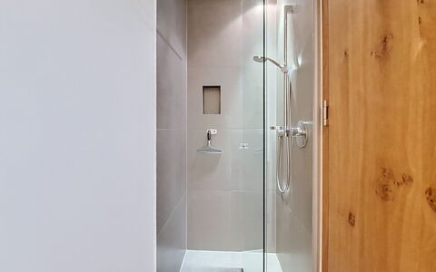 Das Weidach: Flooring, Wood, Plumbing Fixture, Bathroom, Floor, Interior Design, Shower Head, Shower, Plumbing, Shower Panel