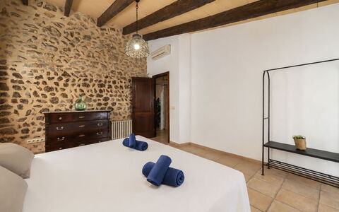Can Toni: Wall, Interior Design, Floor, Flooring, Ceiling, Furniture, Room, Bed, Bedroom, Hardwood