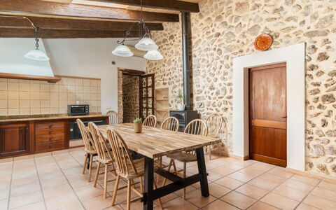Can Toni: Wall, Wood, Furniture, Interior Design, Flooring, Ceiling, Floor, Room, Kitchen, Kitchen & Dining Room Table