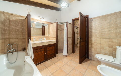 Can Toni: Flooring, Interior Design, Bathroom Sink, Floor, Plumbing Fixture, Ceiling, Sink, Bathroom, Furniture, Lighting