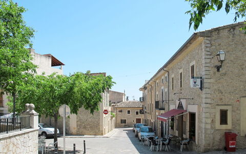 Can Toni: Wall, Building, Road Surface, Window, Town, Facade, Street, Neighbourhood, Residential Area, Road