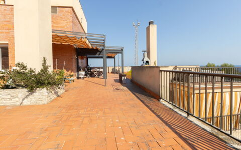 Faro Grande Salou: Composite Material, Brick, Brickwork, Shade, Daylighting, Tile, Balcony