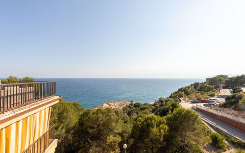 Faro Grande Salou: Blue, Daytime, Horizon, Apartment, Sea, Coast, Sunlight, Balcony, Ocean, Handrail