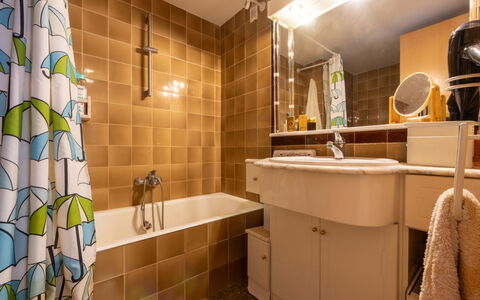 Faro Grande Salou: Bathroom, Plumbing Fixture, Interior Design, Wall, Flooring, Bathroom Sink, Sink, Floor, Tap, Plumbing