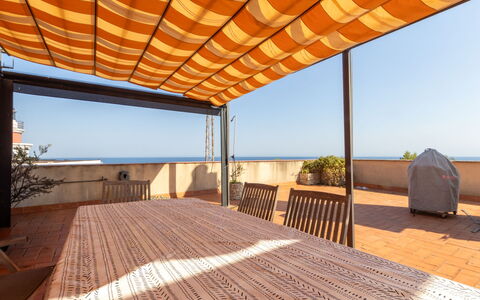 Faro Grande Salou: Shade, Awning, Outdoor Structure, Wood Stain, Eco Hotel, Outdoor Furniture, Pergola, Canopy, Design, Balcony