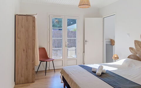 Les Cariatides 8: Furniture, Interior Design, Bed, Bedroom, Floor, Flooring, Wall, Wood, Bed Sheet, Bedding